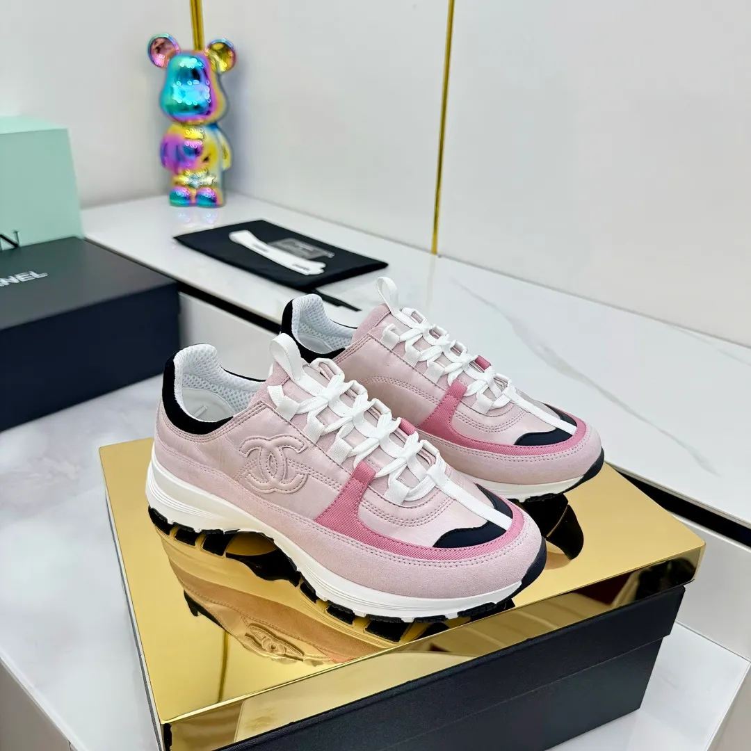 👟👟Ex-factory price 600👟👟High quality! ! ! CHANEL Chanel 25A latest thick-soled casual sports shoes. The counter is synchronized. The counter is very popular. It is a shoe that is very difficult to buy. The most popular thick-soled casual shoes on the Internet. As you can imagine, the most popular thick-soled casual shoes can not be missed. It has both good looks and comfort. Simple and versatile. The thick sole increases the height and is super versatile. Whoever wears it will look better. Upper: cowhide stitching. Lining: breathable mesh. Outsole: TPU original outsole. Size: 35-41 👉